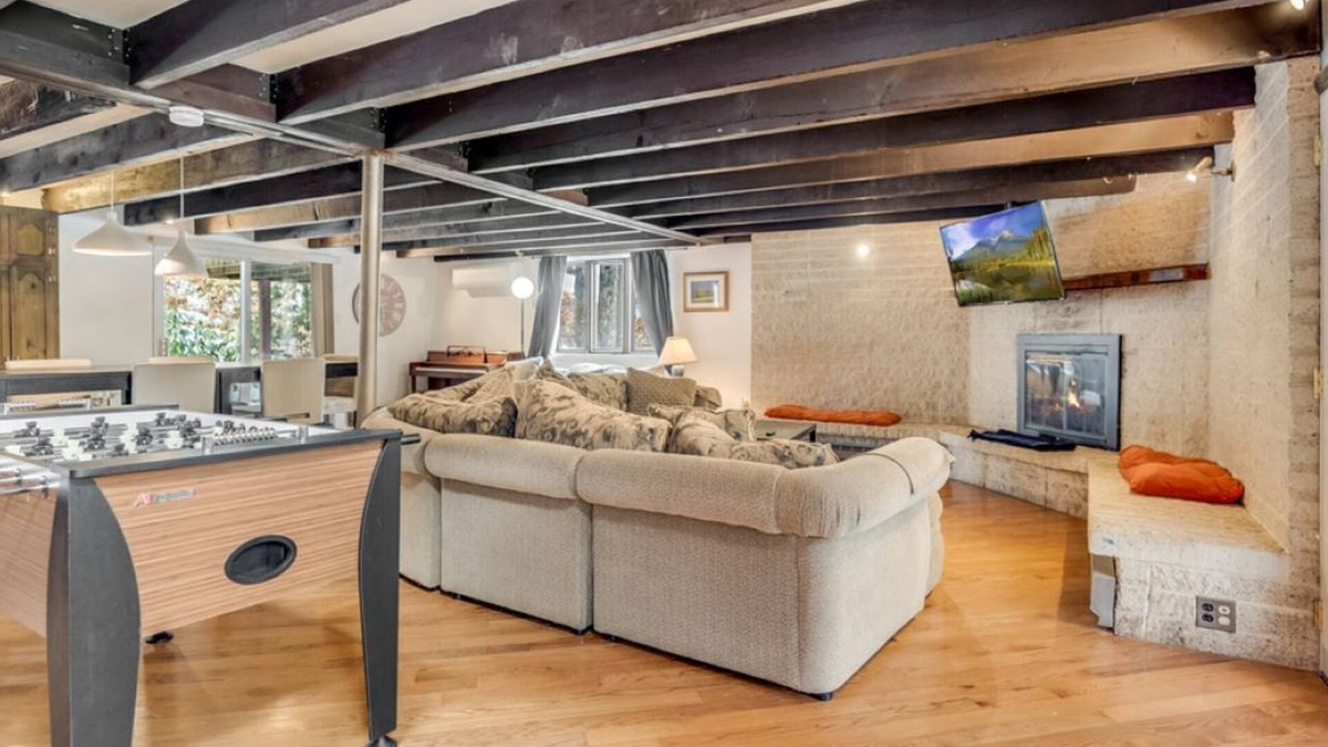 Tunkhannock Township Cabin | ⛷🏔Pocono Mountain : Cozy : Hot Tub : Ping Pong 🏂⭐️
