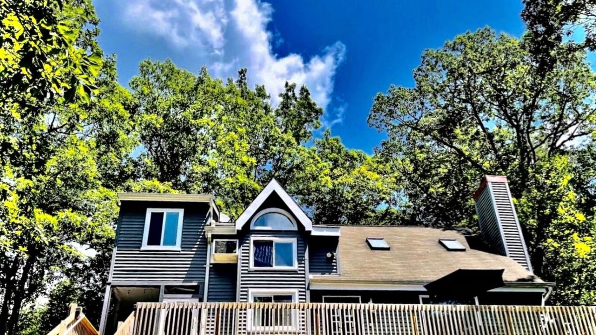 Bushkill House | Pocono Mtn Lofthouse! 4BR Fireplace Firepit Gas BBQ 4Season Comm Pools Amenities