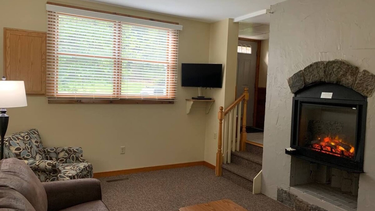 Shawnee On Delaware Condo | Pocono Resort Condo 2 Bed/2 Bath ~Sleeps 8 ~Tons of Amenities~Pools