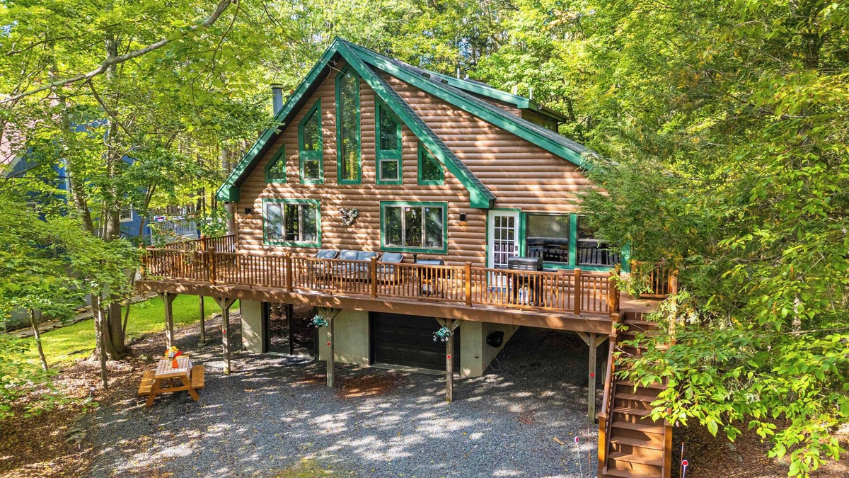 Lake Ariel House | Pocono's Resort | Fire Pit, Jacuzzi, Winter Sports Amenities