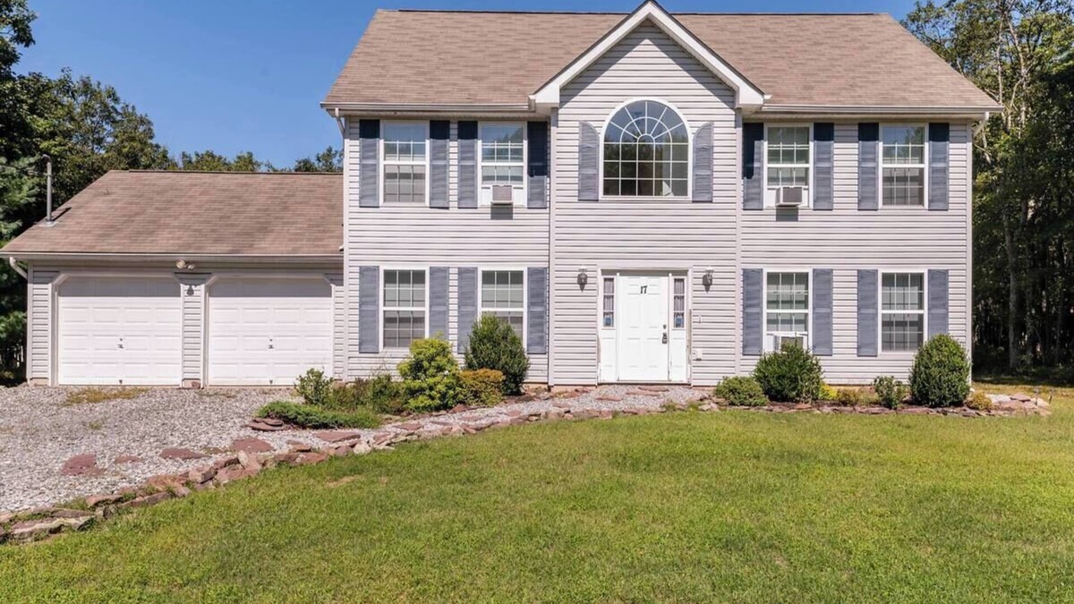 Mount Pocahontas House | Pocono Tara - 3BR Home - Near Skiing & Lakes!