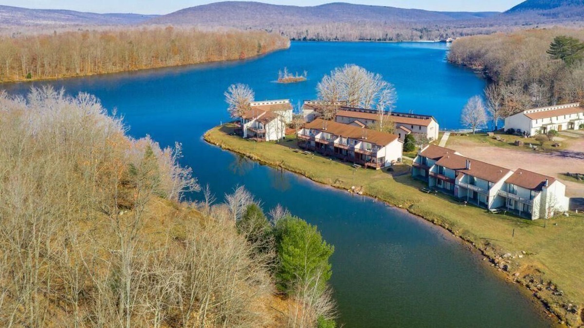 Drums Condo | Poconos 2BR Resort Condo in Beech Mountain Lakes