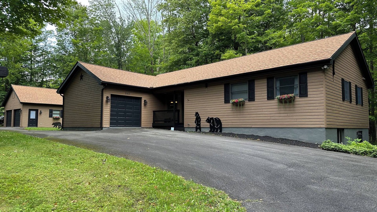 Hamlin House | Poconos Award-Winning Gold Star Resort! - Huge Bar, Arcade, Game Room, Theater!