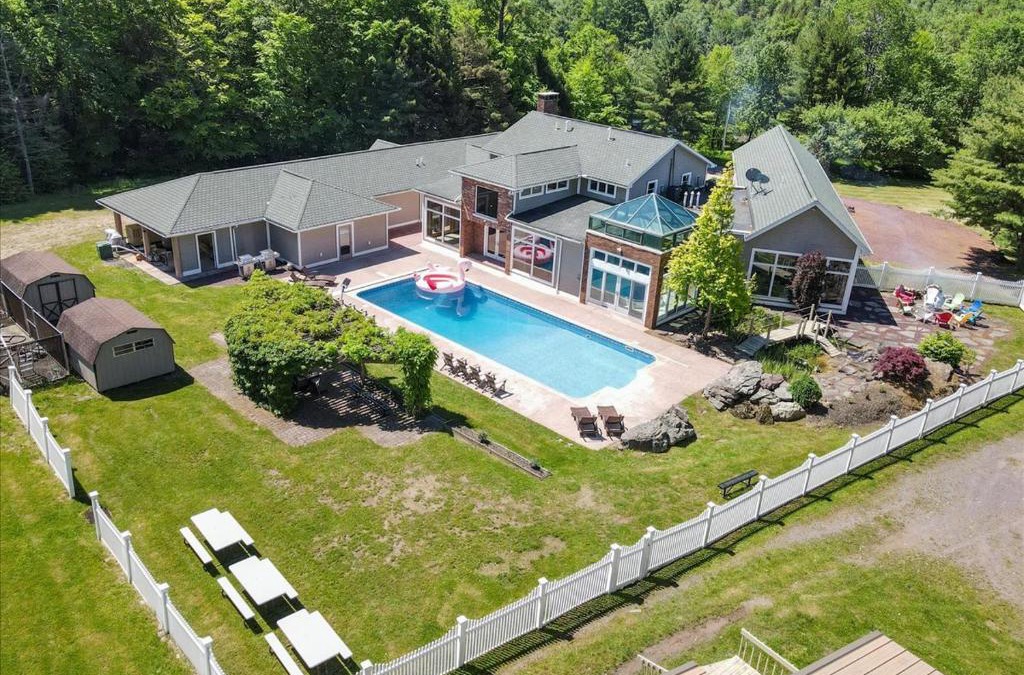 Blakeslee House | Poconos Blakeslee Luxury Castle in the Greens