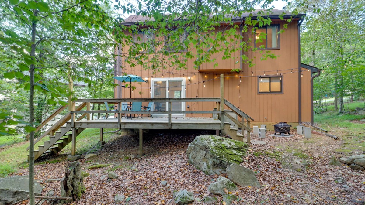 Tobyhanna Cabin | Poconos Cabin: Serene Deck, Fire Pit & Game Room