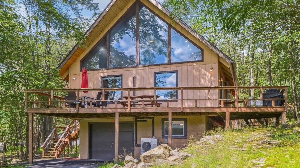 Tobyhanna House | Poconos Chalet newly renovated, great location by RedAwning