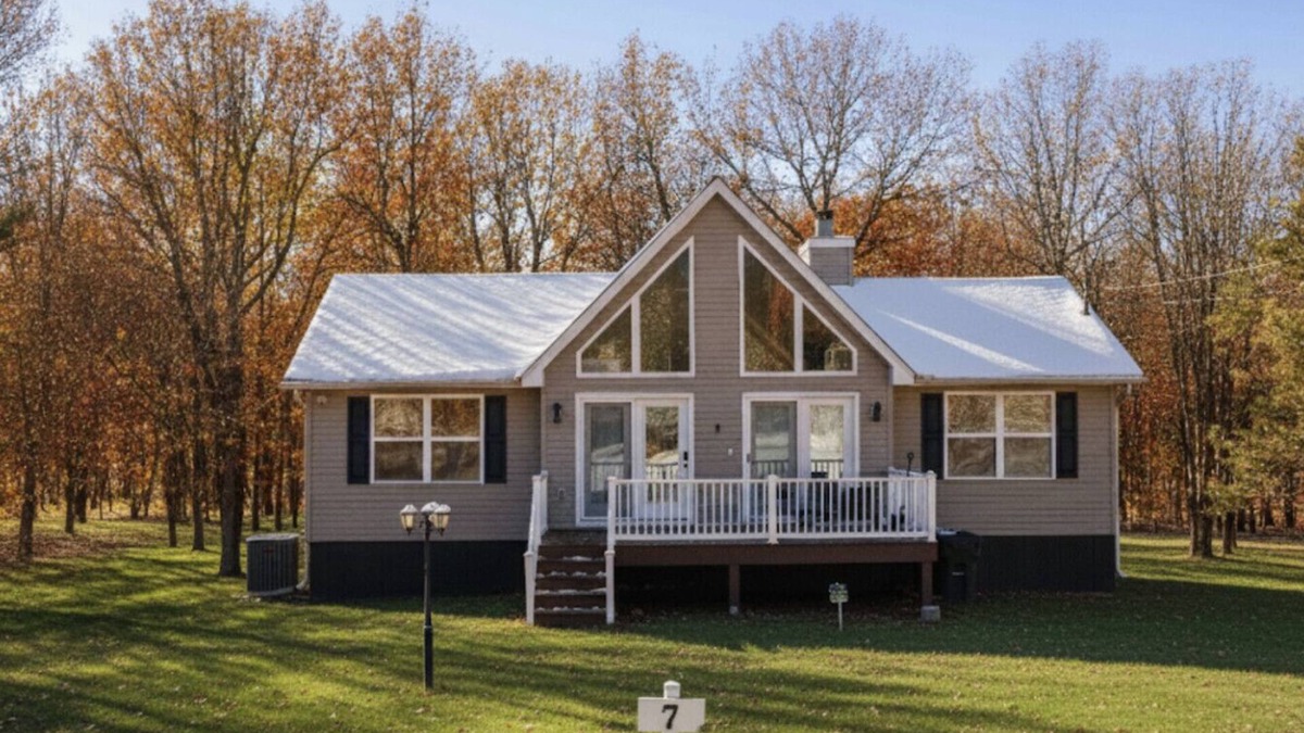 Albrightsville Apartment | Poconos Chalet: Sleeps 10 |Pet Friendly| Hot tub