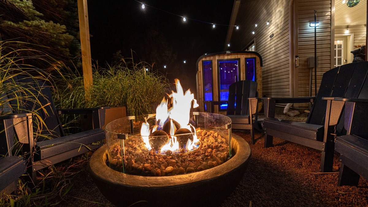 Lake Harmony House | Poconos Fall Foliage~2Sauna~HotTub~FirePit~GameRm~MiniGolf~MtnViews~EV Chr