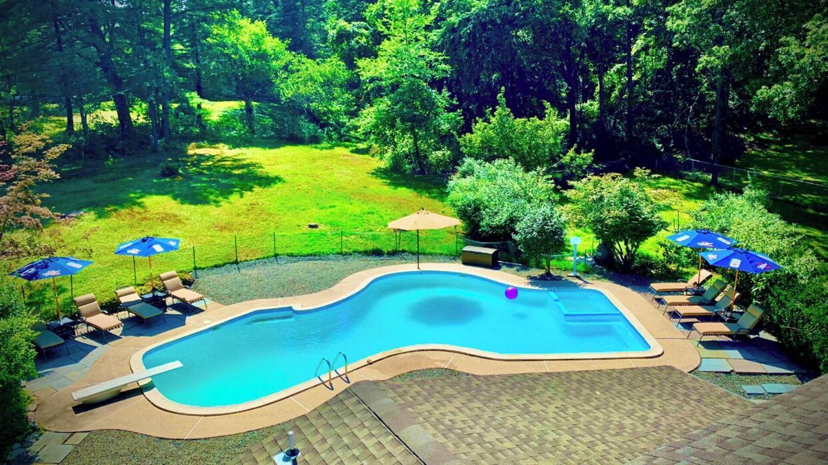 Mount Pocono House | Poconos House Resort - Outdoor Pool!