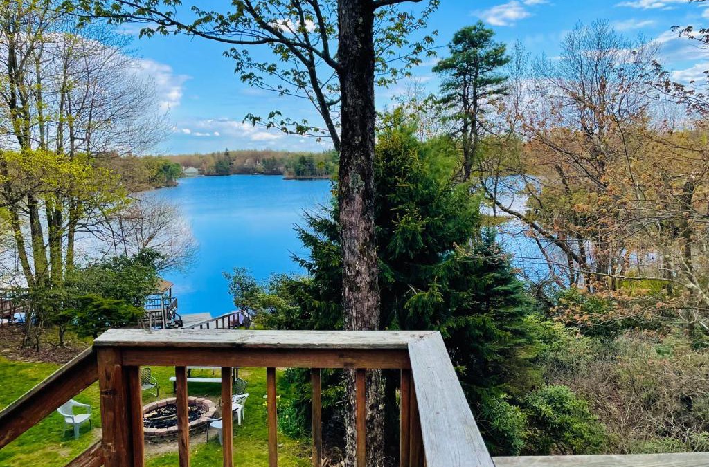 Long Pond House | Poconos Lake House Near Ski Resort