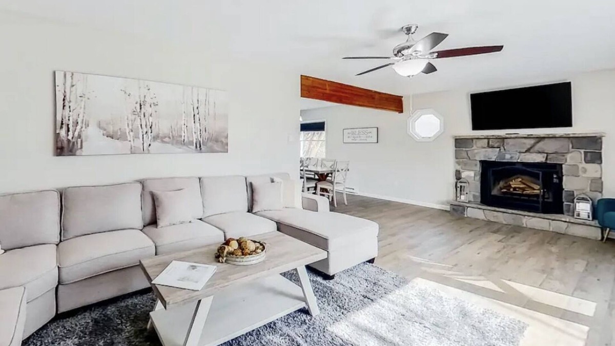 Stroudsburg Villa | Poconos Mountain mins to Camelback Ski Game room.
