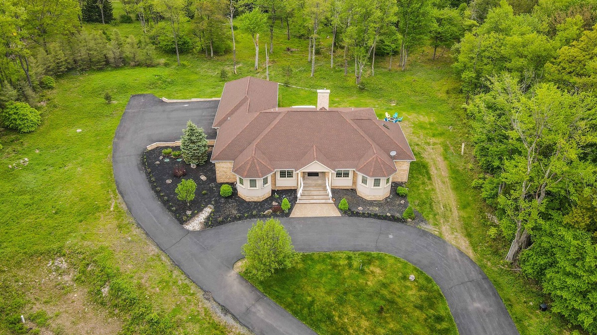 Tobyhanna Villa | Poconos Pink Rose Duskbloom Countryside Villa with Hot Tub -738