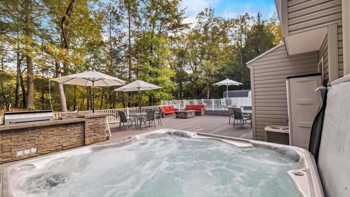 East Stroudsburg House | Poconos Retreat | Dogs, Pool, Hot Tub, & Game Room