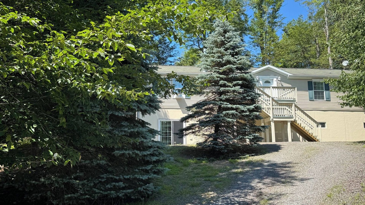 Wallenpaupauk Lake Estates House | Poconos Retreat: Pools, Sauna, Lake & Outdoor Fun