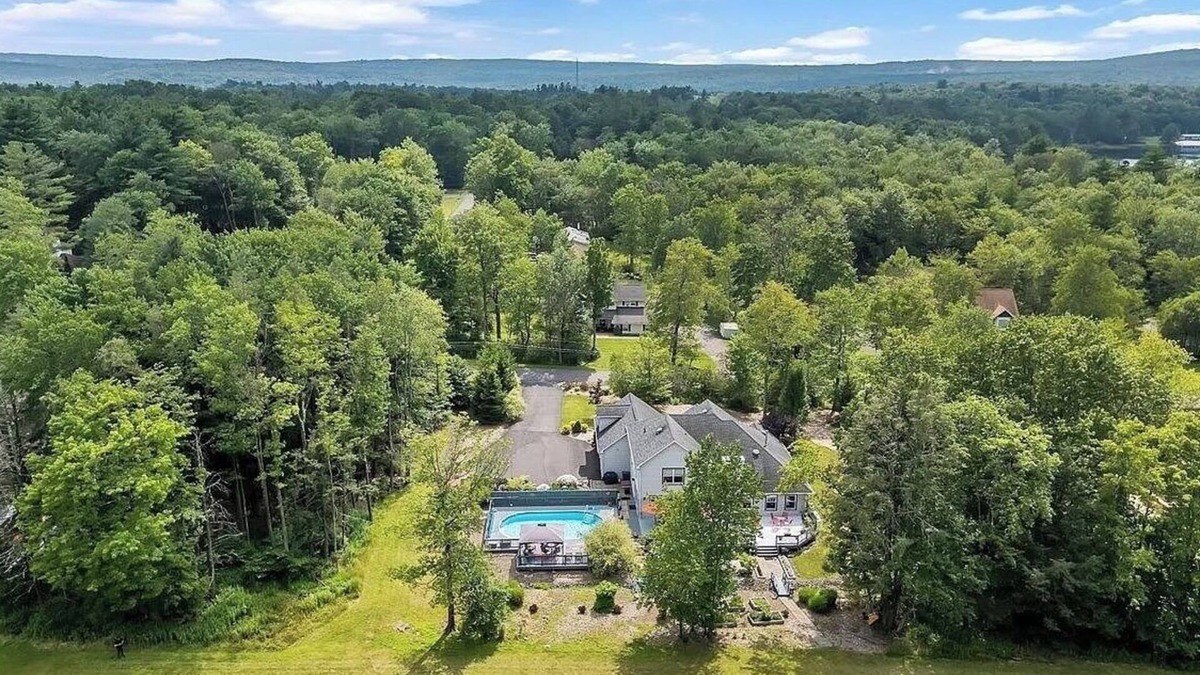 Blakeslee House | Poconos Spacious 6-bedroom house in marvelous Blakeslee with Pool & Gamerooms