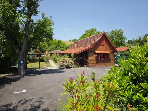 Radoboj House | Pod orehom drvena kuća i sauna