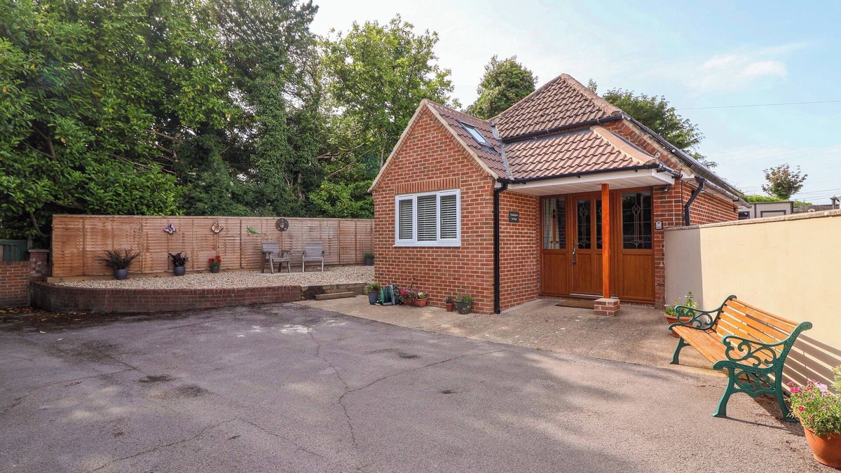Bishopstone Cottage | PODDINGTON COTTAGE, pet friendly, with a garden in Salisbury