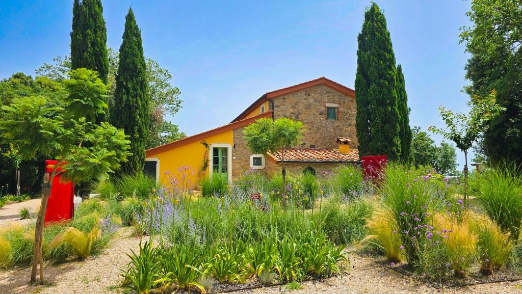 Monteverdi Marittimo Apartment | Podere La Gualda Vecchia alloggi di charme immersi nel Giardino Emozionale outdoor SPA