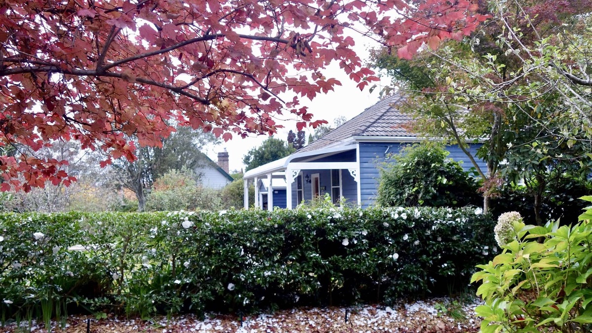 Wentworth Falls House | Poet’s Cottage Fireplace, Spa Bath + Scenic Treks
