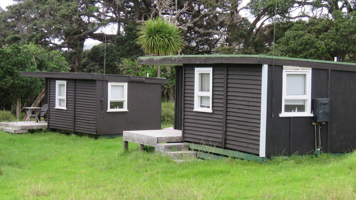 Pakiri Cabin | Pohutukawa Cottage - Seclusive cabin hideaway