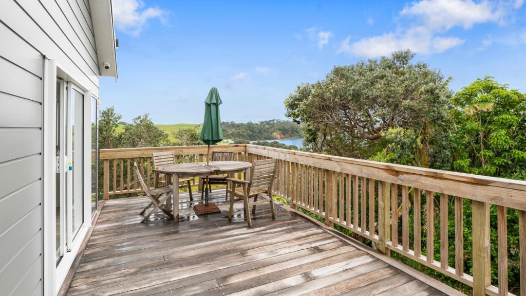 Mahurangi East House | Pohutukawa Paradise - Martins Bay Holiday Home
