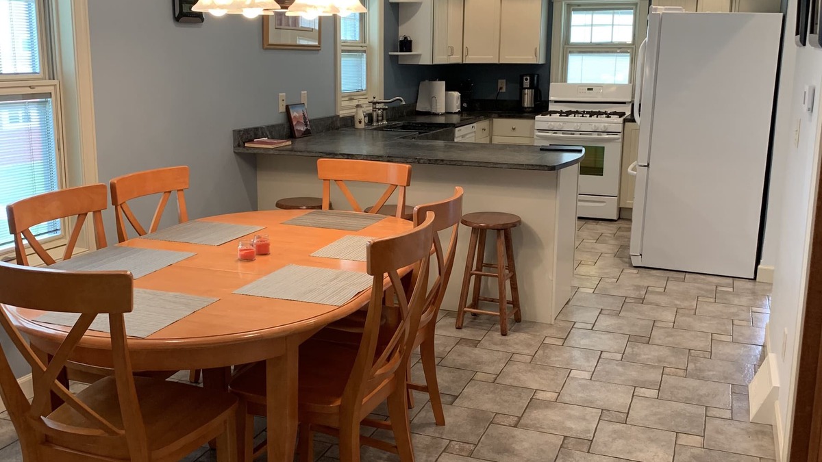 Two Rivers House | Point Beach Guest House - Large, comfortable & quiet. Large yard. Near beach!