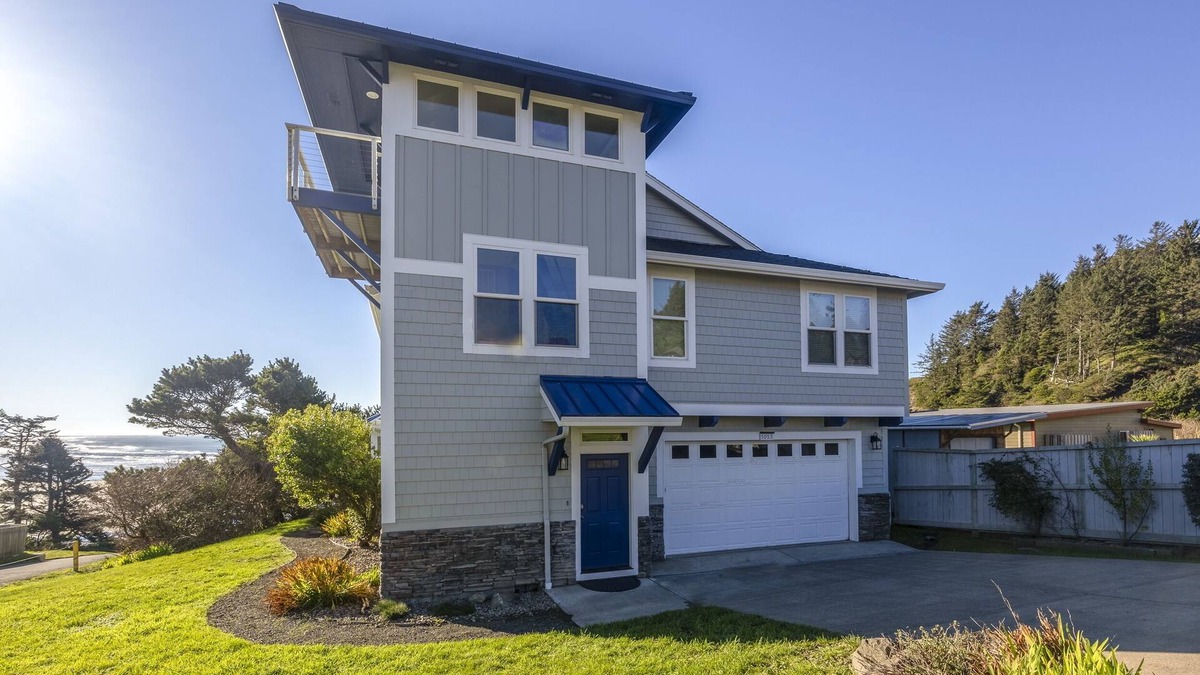 Newport House | Point Break at Agate Beach, Sleeps 12, Oceanfront, Loft, Game Room, Hot Tub, Beach Access, BBQ