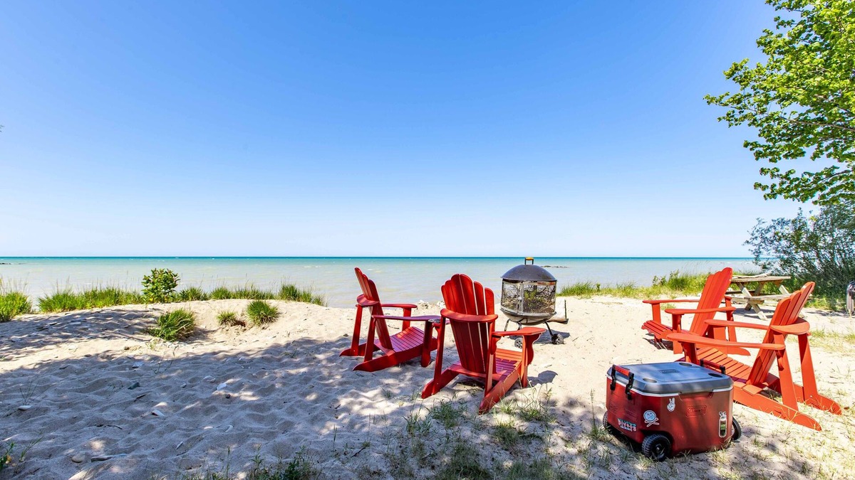 Huron-Kinloss Cottage | Point Clark Waterfront log Cabin