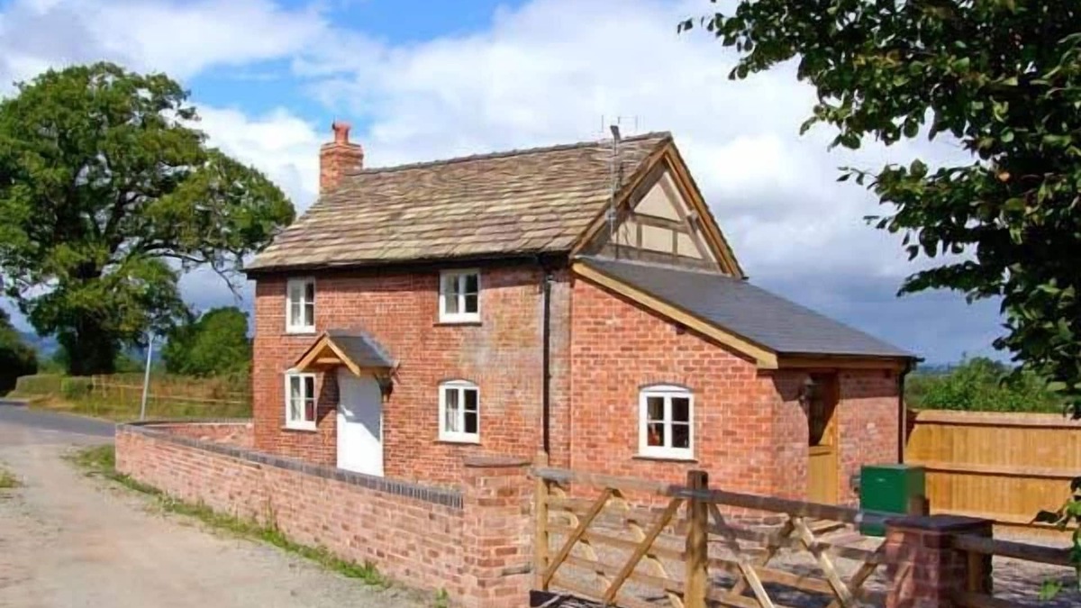 Westbrook Court Cottage | POINT COTTAGE, pet friendly, with open fire in Preston-On-Wye