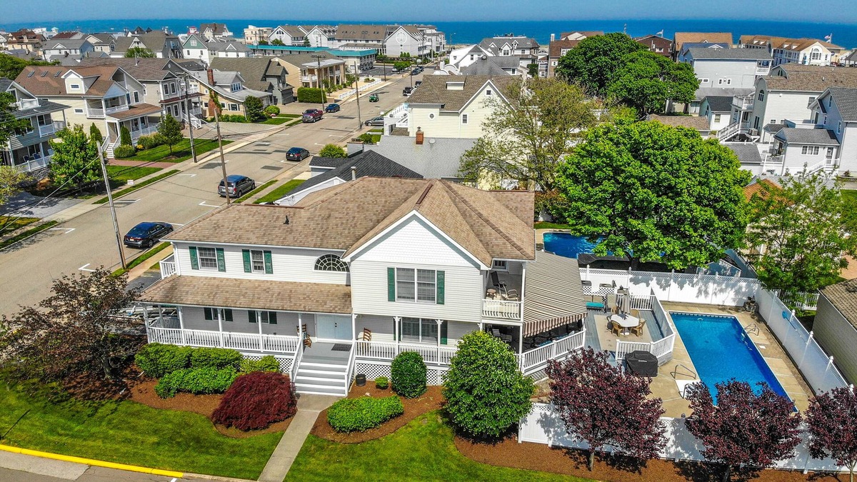 Point Pleasant Beach Villa | Point Pleasant Beach 6 bed w/pool 2 blocks from the beach
