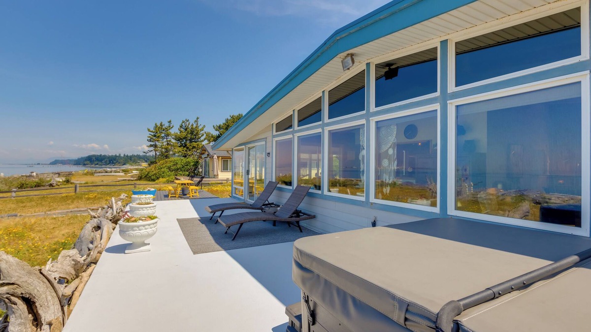 Point Roberts Cottage | Point Roberts Cottage w/ Ocean Views + Hot Tub!