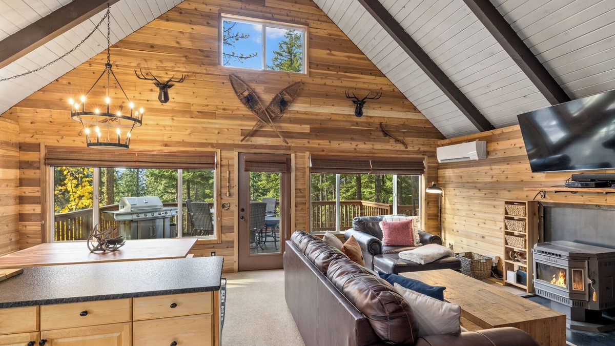 Roslyn Ridge Cabin | Pointe Pines Mountain Cabin near Roslyn & Suncadia. Hot Tub, WiFi, Fire Pit.