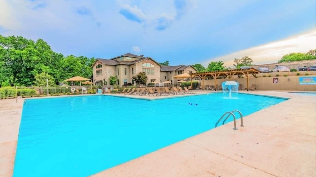 Table Rock Condo | Pointe Royale walk-in,King Bed-Rain Shower-Golf Course View-Pool-Jacuzzi