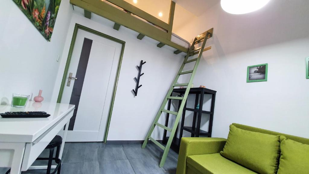 Katowice House | Pokój prywatny ze smartTV, NETFLIXem i antresolą