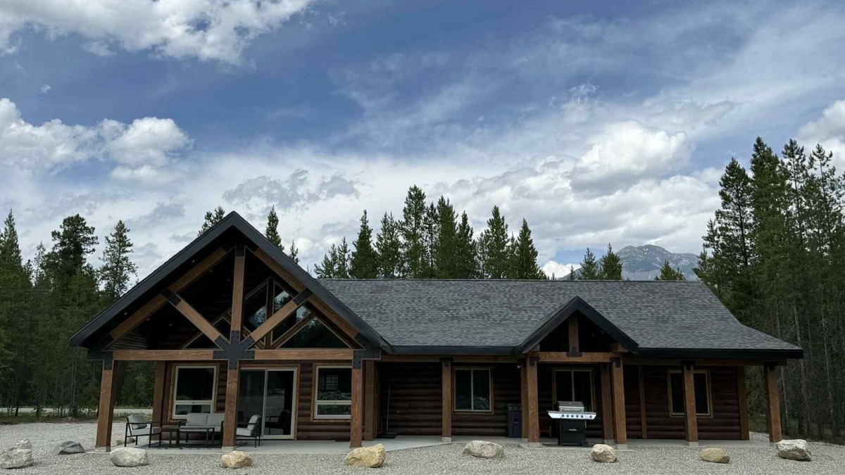 Valemount House | Polar Den Cabin - Pet Friendly!
