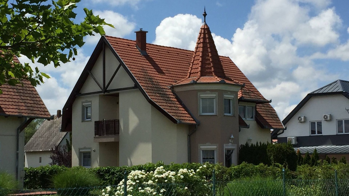 Balatonmariafurdo Apartment | Poldis Villa only 50 m to the lake (DHH Maria)