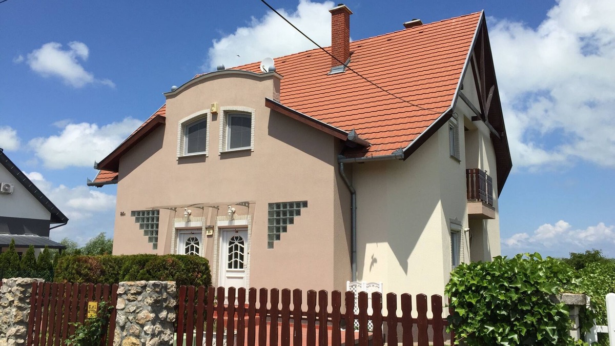 Balatonmariafurdo Apartment | Poldis Villa only 50m to the lake (DHH Lujza)