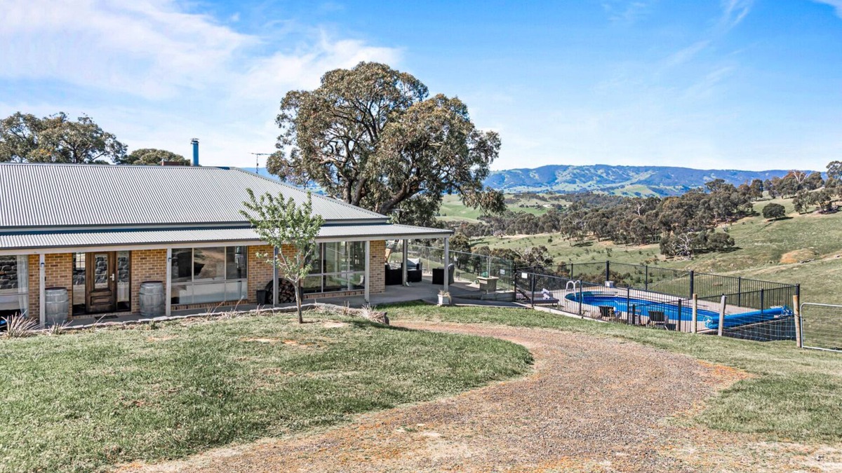 Kilmore East House | Poloma Farm Stay - Scenic Country Escape