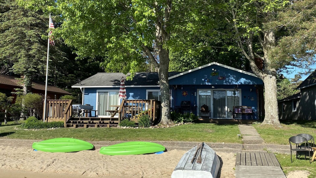 Central Lake Cottage | Polski Cottages on Intermediate Lake