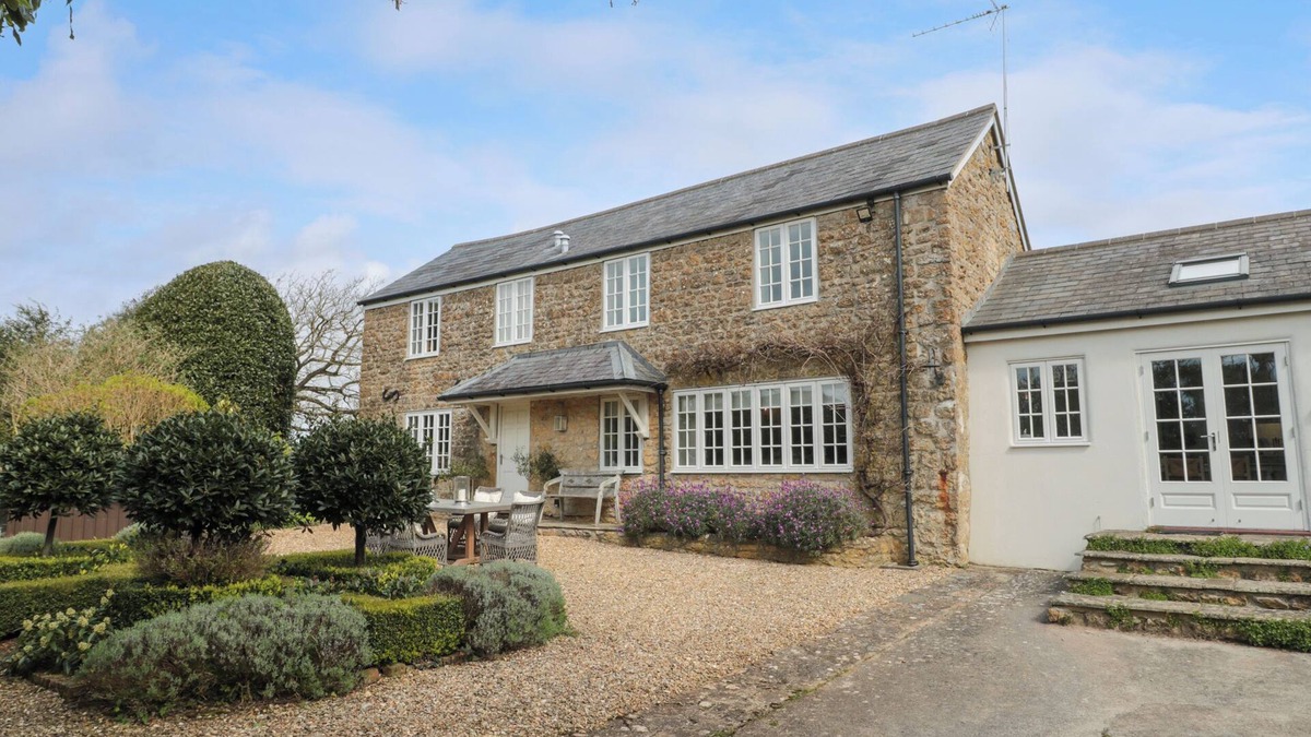 Shipton Gorge Cottage | POMME BLUSHE HOUSE, pet friendly, with hot tub in Shipton Gorge