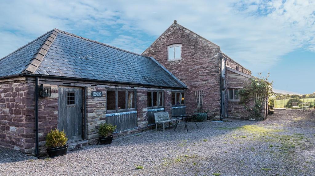 Ewyas Harold Apartment | Pomona Cottage at Old King Street Llama Farm