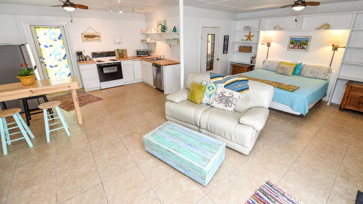 East End Cottage | “POMPANO” Beach studio. Lovely Couple's Getaway…..Steps to beach