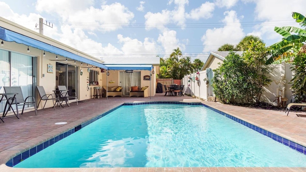 Garden Isles House | Pompano Beach waterfront, Purely So Florida! Pool, King, Paddleboard, Beach