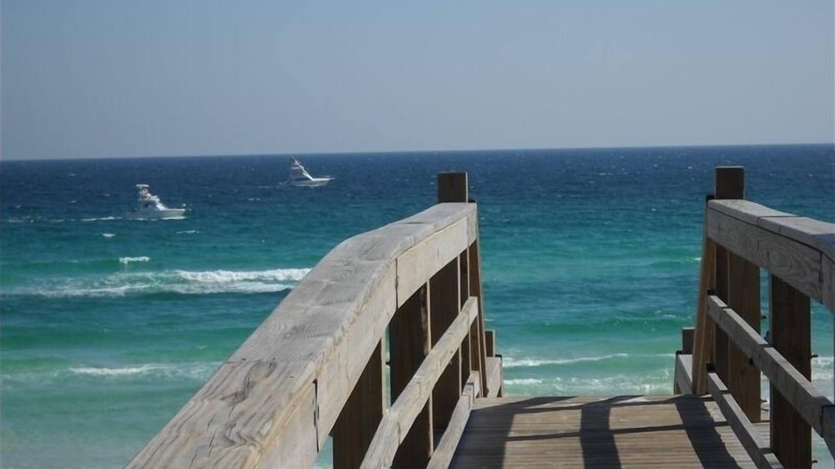 Crystal Beach Cottage | Pompano Paradise, Sleeps 6 Pet Friendly, Steps to the Beach