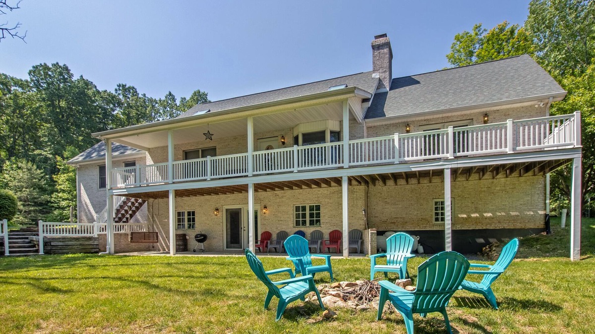 Elkton House | Pond Access, Game Room & Rec passes!