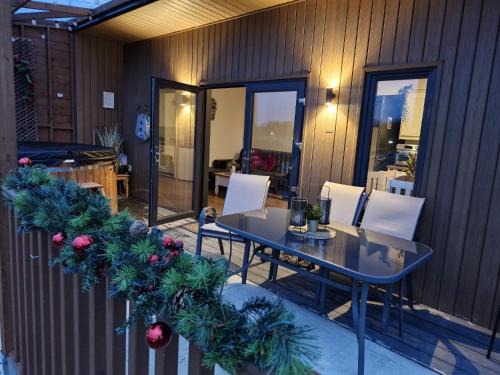County Laois House | Pond Beach Oak residence