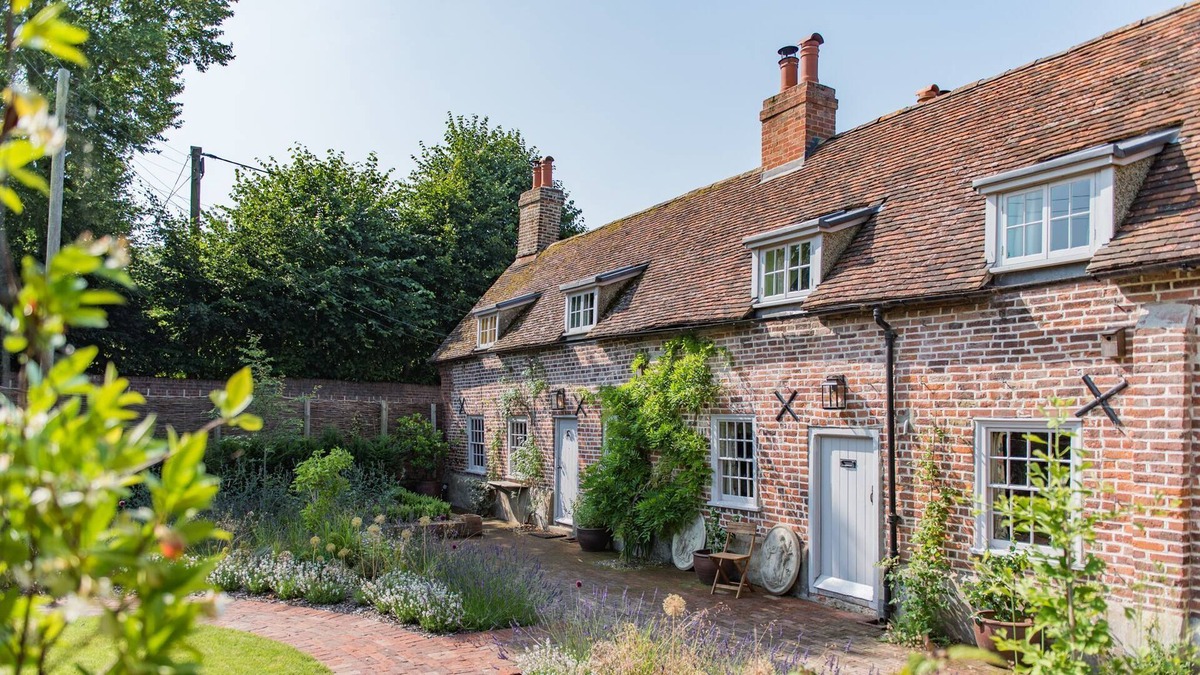 Adisham Cottage | Pond Cottage - 5 bedroom holiday home, lovely gardens