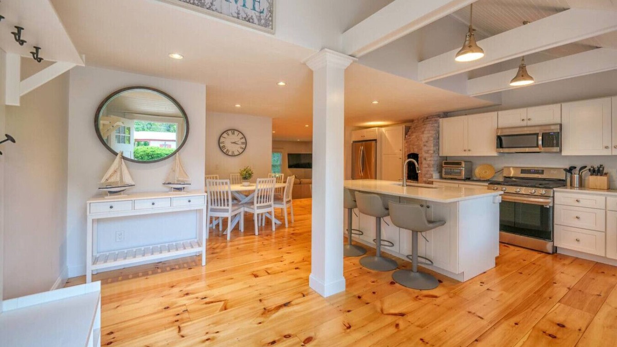 Yarmouth Port House | Pond front Home close to Yarmouth & Dennis Beaches