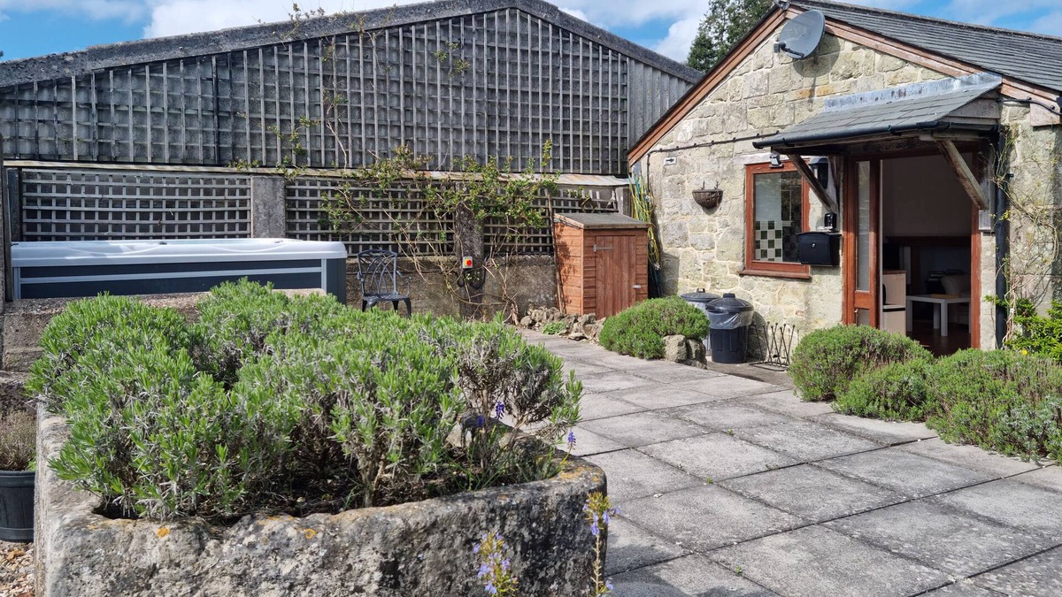 Ebbesborne Wake Cottage | POND, pet friendly, with hot tub in Ludwell