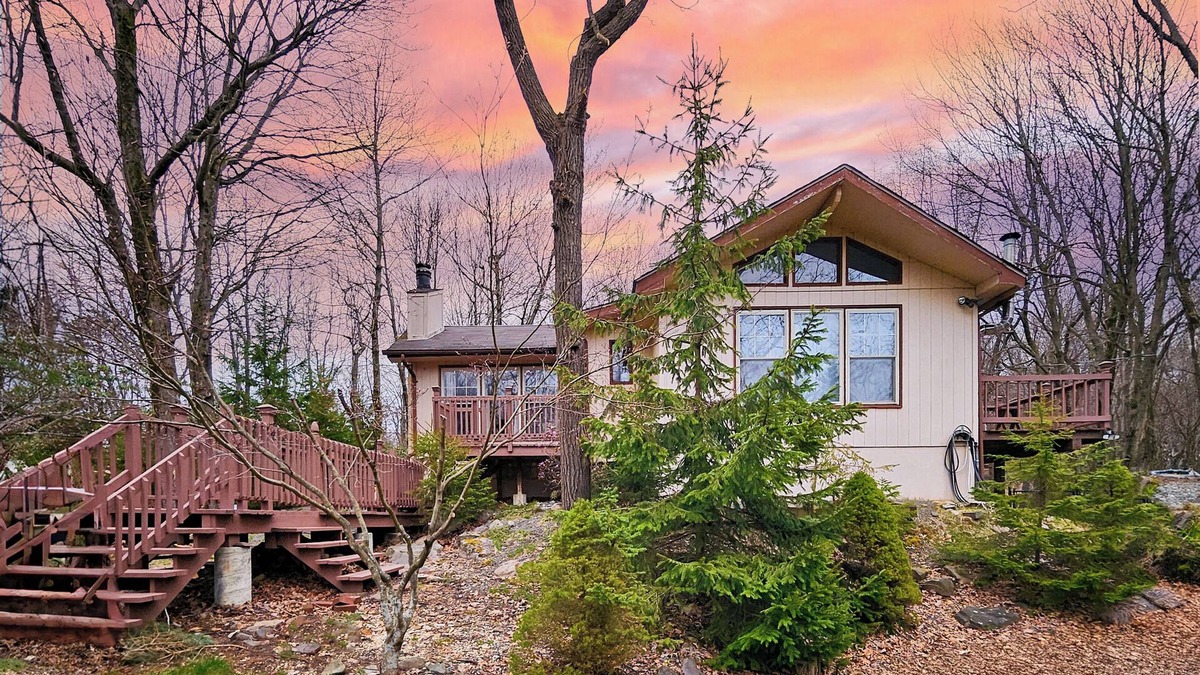 Tunkhannock Township Cabin | Pond Place by AvantStay | Game Room, Deck, Fire Pit